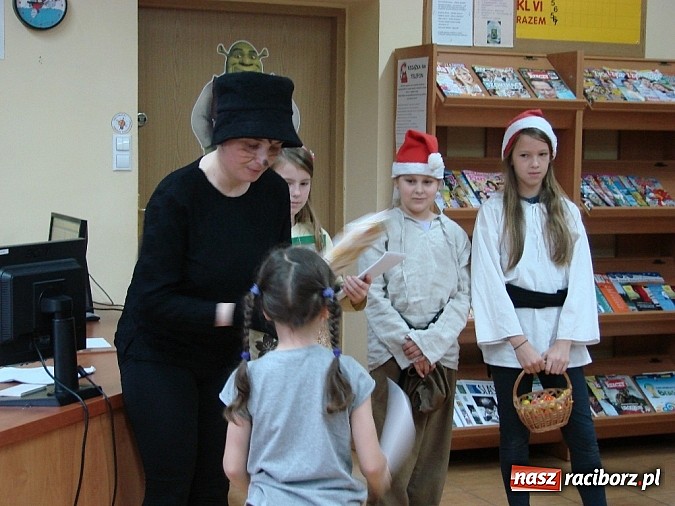 Zdjęcie w galerii na portalu naszraciborz.pl: My uczniowie pierwszej klasy Tobie, Książko przyrzekamy… wiadomości z regionu