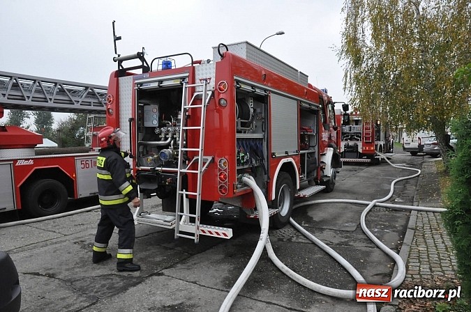 Zdjęcie w galerii na portalu naszraciborz.pl: 700 tys. zł strat w pożarze domów na Skłodowskiej. Przyczyną było podpalenie wiadomości z regionu