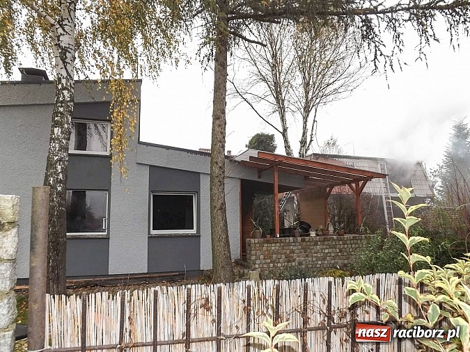 Zdjęcie w galerii na portalu naszraciborz.pl: 700 tys. zł strat w pożarze domów na Skłodowskiej. Przyczyną było podpalenie wiadomości z regionu