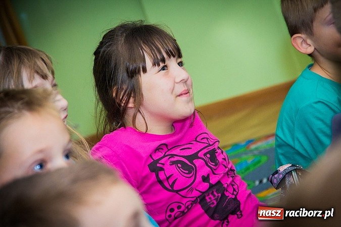 Zdjęcie w galerii na portalu naszraciborz.pl: Wielkie czytanie, czyli wieczór bajek w SP 15 wiadomości z regionu