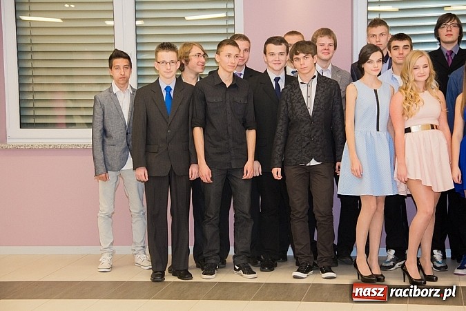 Zdjęcie w galerii na portalu naszraciborz.pl: Półmetkowa zabawa II LO w Zakrzowie wiadomości z regionu