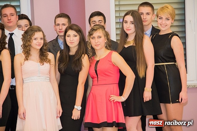 Zdjęcie w galerii na portalu naszraciborz.pl: Półmetkowa zabawa II LO w Zakrzowie wiadomości z regionu