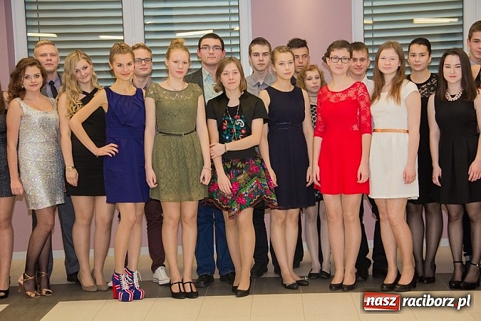 Zdjęcie w galerii na portalu naszraciborz.pl: Półmetkowa zabawa II LO w Zakrzowie wiadomości z regionu