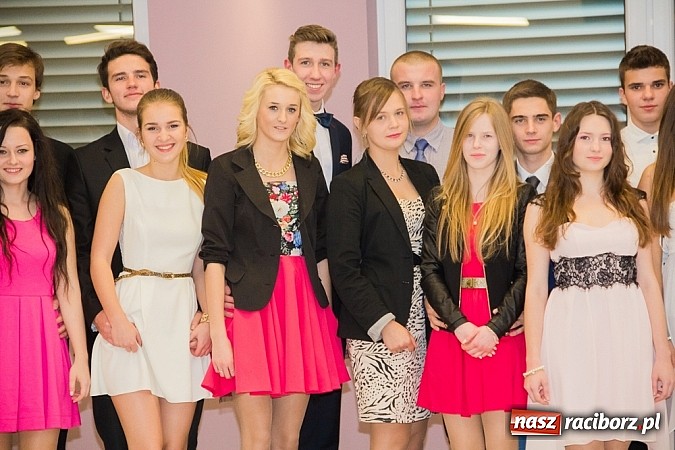 Zdjęcie w galerii na portalu naszraciborz.pl: Półmetkowa zabawa II LO w Zakrzowie wiadomości z regionu