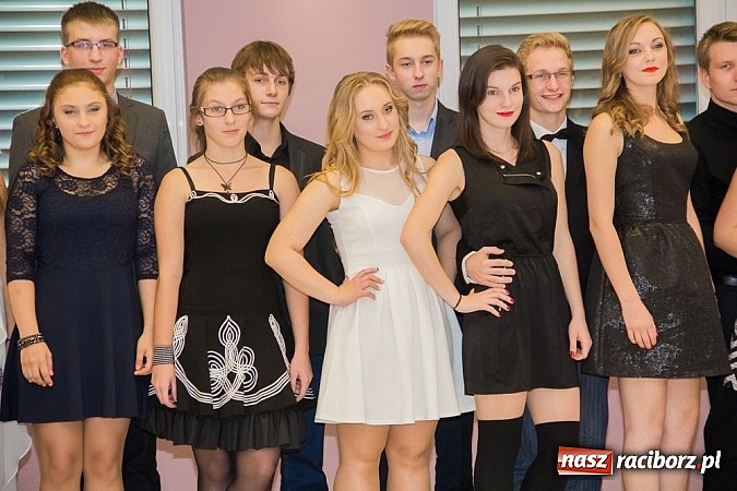 Zdjęcie w galerii na portalu naszraciborz.pl: Półmetkowa zabawa II LO w Zakrzowie wiadomości z regionu