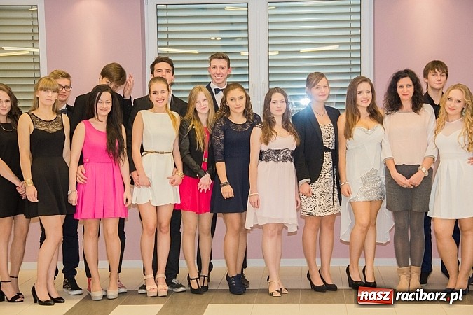 Zdjęcie w galerii na portalu naszraciborz.pl: Półmetkowa zabawa II LO w Zakrzowie wiadomości z regionu