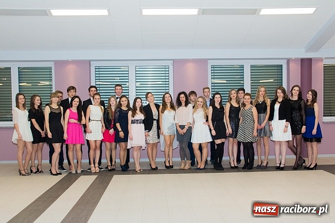 Zdjęcie w galerii na portalu naszraciborz.pl: Półmetkowa zabawa II LO w Zakrzowie wiadomości z regionu