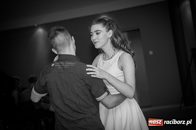 Zdjęcie w galerii na portalu naszraciborz.pl: Półmetkowa zabawa II LO w Zakrzowie wiadomości z regionu