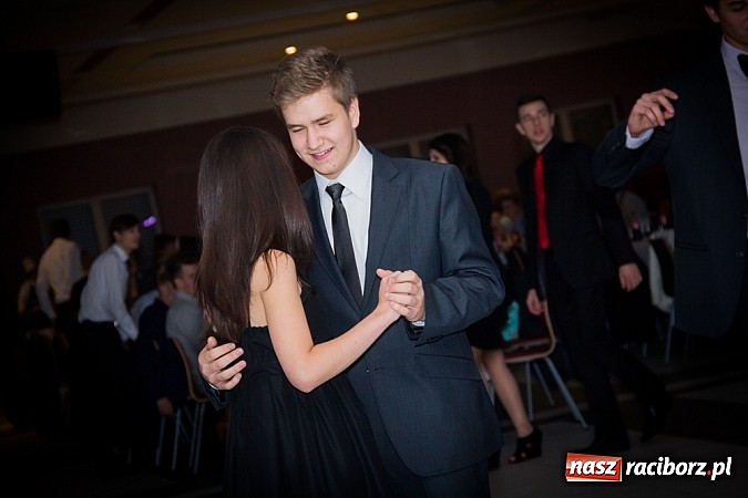 Zdjęcie w galerii na portalu naszraciborz.pl: Półmetkowa zabawa II LO w Zakrzowie wiadomości z regionu