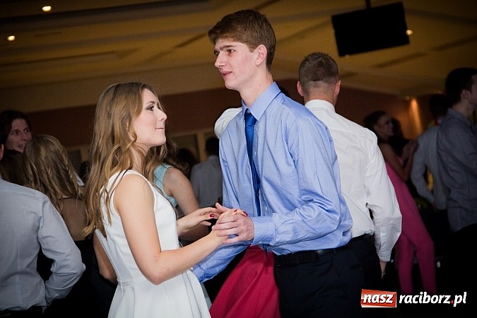 Zdjęcie w galerii na portalu naszraciborz.pl: Półmetkowa zabawa II LO w Zakrzowie wiadomości z regionu