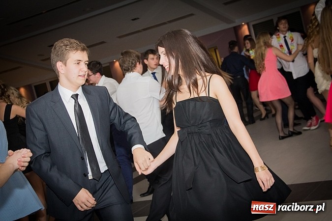 Zdjęcie w galerii na portalu naszraciborz.pl: Półmetkowa zabawa II LO w Zakrzowie wiadomości z regionu