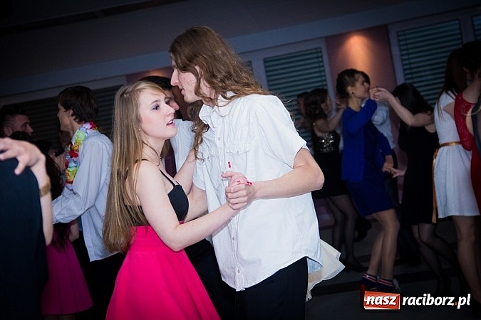 Zdjęcie w galerii na portalu naszraciborz.pl: Półmetkowa zabawa II LO w Zakrzowie wiadomości z regionu