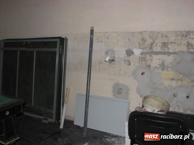 Zdjęcie w galerii na portalu naszraciborz.pl: Strażacy pracusie sami remontują komendę wiadomości z regionu