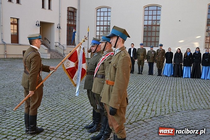 Zdjęcie w galerii na portalu naszraciborz.pl: Ułani mieli dziś musztrę na zamkowym dziedzińcu  wiadomości z regionu