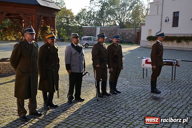 Zdjęcie w galerii na portalu naszraciborz.pl: Ułani mieli dziś musztrę na zamkowym dziedzińcu  wiadomości z regionu