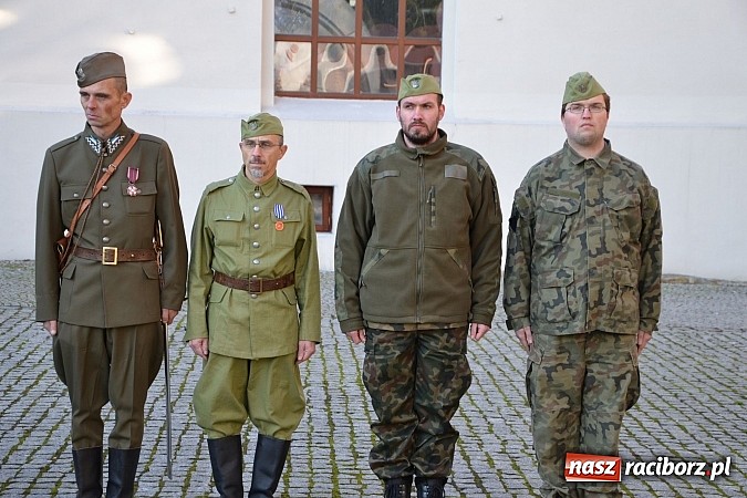 Zdjęcie w galerii na portalu naszraciborz.pl: Ułani mieli dziś musztrę na zamkowym dziedzińcu  wiadomości z regionu