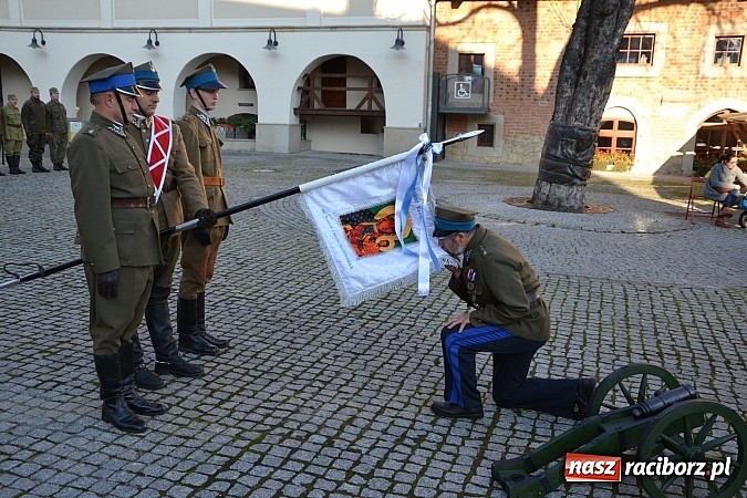 Zdjęcie w galerii na portalu naszraciborz.pl: Ułani mieli dziś musztrę na zamkowym dziedzińcu  wiadomości z regionu