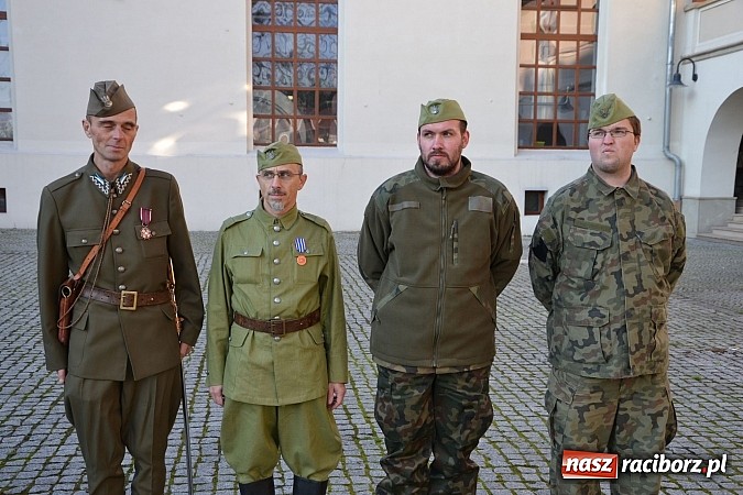 Zdjęcie w galerii na portalu naszraciborz.pl: Ułani mieli dziś musztrę na zamkowym dziedzińcu  wiadomości z regionu