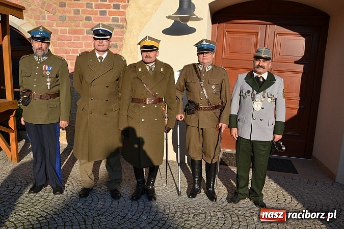 Zdjęcie w galerii na portalu naszraciborz.pl: Ułani mieli dziś musztrę na zamkowym dziedzińcu  wiadomości z regionu