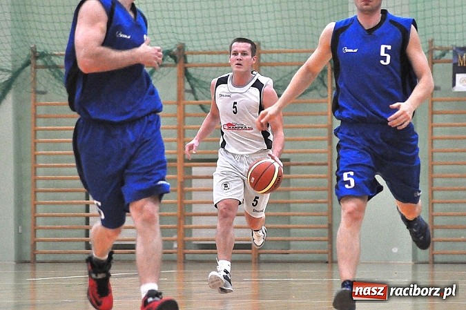 Zdjęcie w galerii na portalu naszraciborz.pl: Koszykówka. Ofensywa pokonała MKS Strzelce Opolskie. 29 oczek do przodu wiadomości z regionu