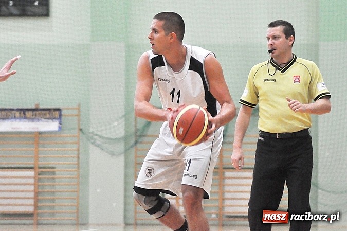 Zdjęcie w galerii na portalu naszraciborz.pl: Koszykówka. Ofensywa pokonała MKS Strzelce Opolskie. 29 oczek do przodu wiadomości z regionu