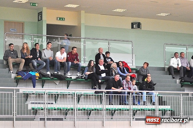 Zdjęcie w galerii na portalu naszraciborz.pl: Koszykówka. Ofensywa pokonała MKS Strzelce Opolskie. 29 oczek do przodu wiadomości z regionu