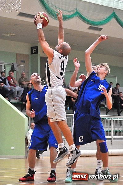 Zdjęcie w galerii na portalu naszraciborz.pl: Koszykówka. Ofensywa pokonała MKS Strzelce Opolskie. 29 oczek do przodu wiadomości z regionu