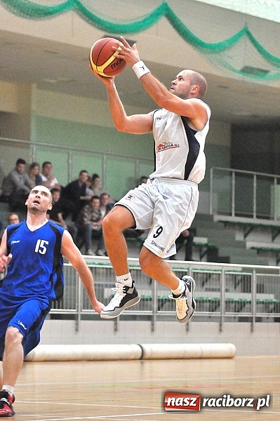 Zdjęcie w galerii na portalu naszraciborz.pl: Koszykówka. Ofensywa pokonała MKS Strzelce Opolskie. 29 oczek do przodu wiadomości z regionu