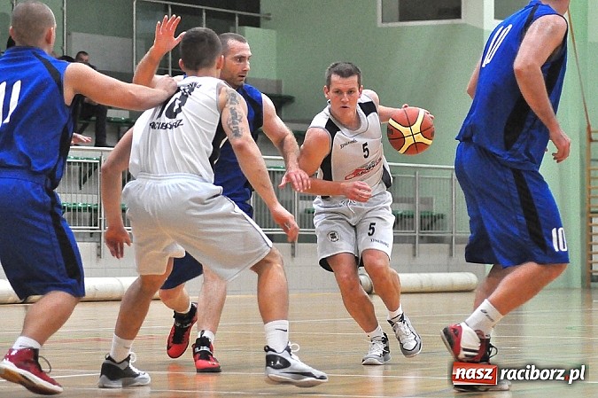 Zdjęcie w galerii na portalu naszraciborz.pl: Koszykówka. Ofensywa pokonała MKS Strzelce Opolskie. 29 oczek do przodu wiadomości z regionu