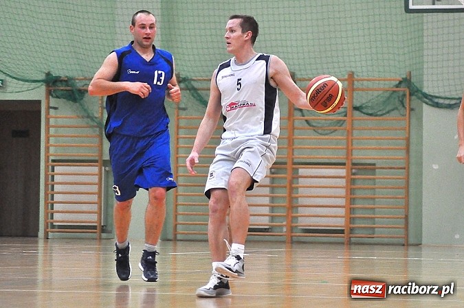 Zdjęcie w galerii na portalu naszraciborz.pl: Koszykówka. Ofensywa pokonała MKS Strzelce Opolskie. 29 oczek do przodu wiadomości z regionu