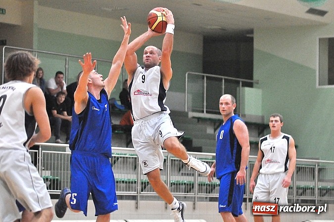 Zdjęcie w galerii na portalu naszraciborz.pl: Koszykówka. Ofensywa pokonała MKS Strzelce Opolskie. 29 oczek do przodu wiadomości z regionu