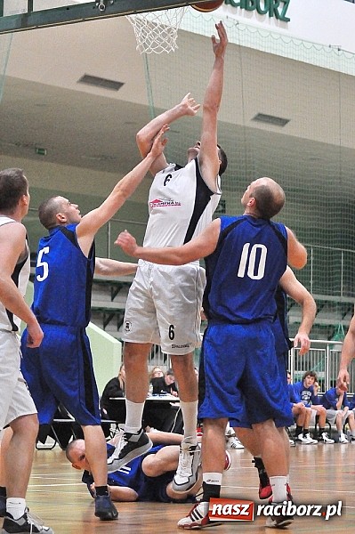 Zdjęcie w galerii na portalu naszraciborz.pl: Koszykówka. Ofensywa pokonała MKS Strzelce Opolskie. 29 oczek do przodu wiadomości z regionu