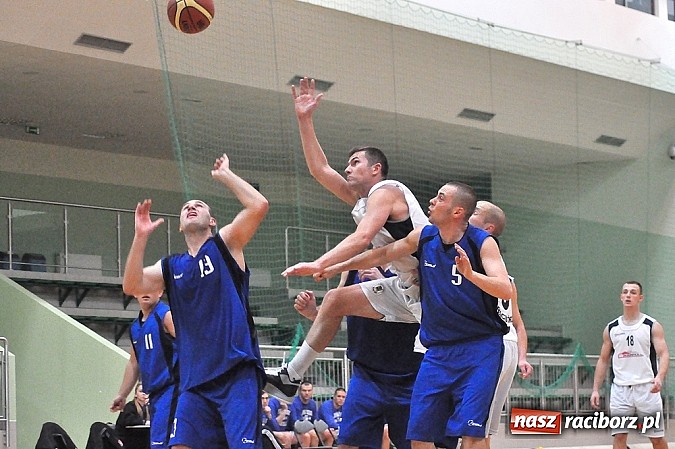 Zdjęcie w galerii na portalu naszraciborz.pl: Koszykówka. Ofensywa pokonała MKS Strzelce Opolskie. 29 oczek do przodu wiadomości z regionu