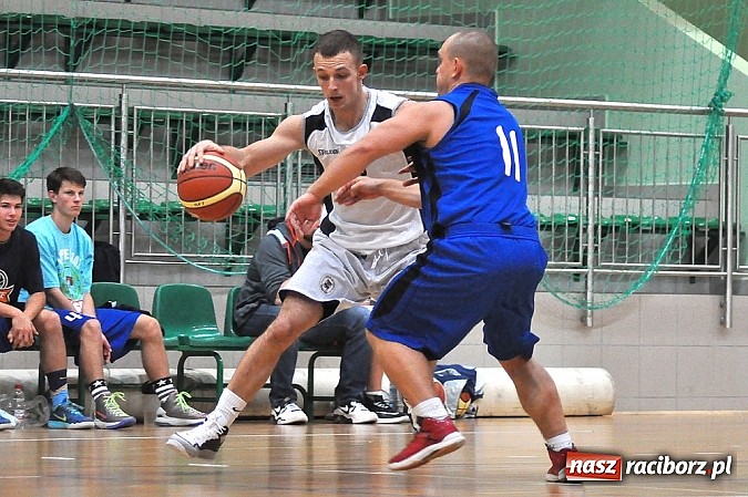 Zdjęcie w galerii na portalu naszraciborz.pl: Koszykówka. Ofensywa pokonała MKS Strzelce Opolskie. 29 oczek do przodu wiadomości z regionu