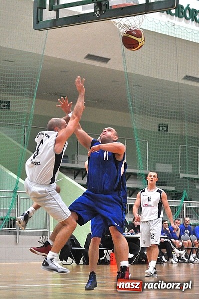 Zdjęcie w galerii na portalu naszraciborz.pl: Koszykówka. Ofensywa pokonała MKS Strzelce Opolskie. 29 oczek do przodu wiadomości z regionu