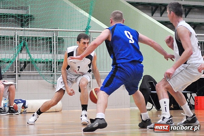 Zdjęcie w galerii na portalu naszraciborz.pl: Koszykówka. Ofensywa pokonała MKS Strzelce Opolskie. 29 oczek do przodu wiadomości z regionu