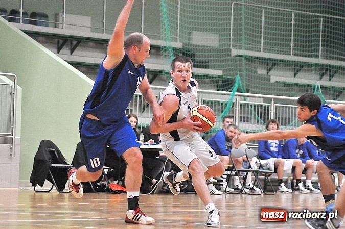 Zdjęcie w galerii na portalu naszraciborz.pl: Koszykówka. Ofensywa pokonała MKS Strzelce Opolskie. 29 oczek do przodu wiadomości z regionu