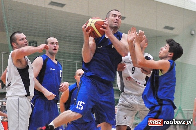 Zdjęcie w galerii na portalu naszraciborz.pl: Koszykówka. Ofensywa pokonała MKS Strzelce Opolskie. 29 oczek do przodu wiadomości z regionu