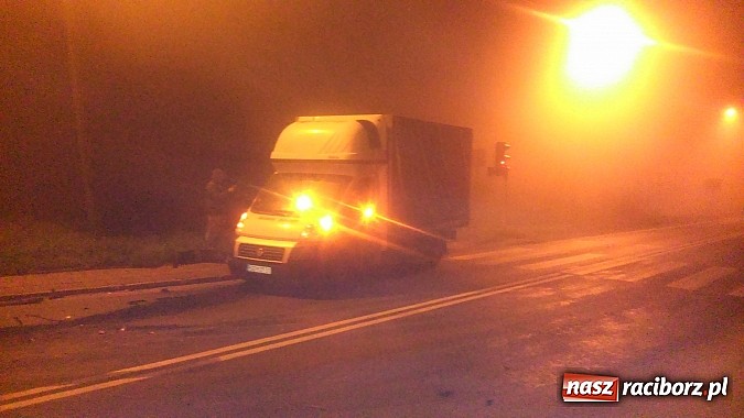 Zdjęcie w galerii na portalu naszraciborz.pl: Kraksa na mycie - dostawczak uderzył w seata wiadomości z regionu