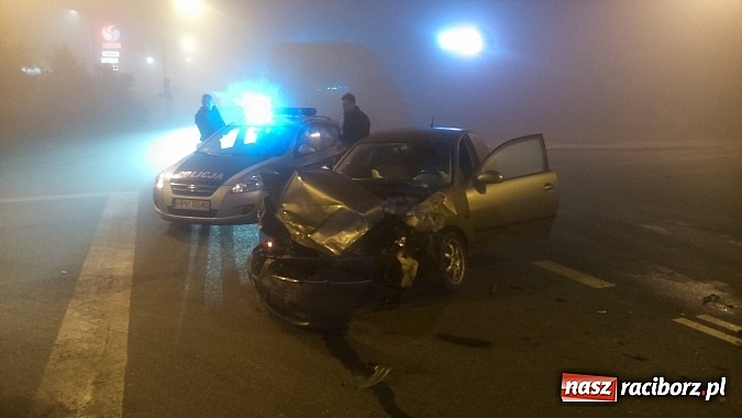 Zdjęcie w galerii na portalu naszraciborz.pl: Kraksa na mycie - dostawczak uderzył w seata wiadomości z regionu