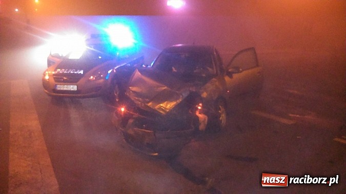 Zdjęcie w galerii na portalu naszraciborz.pl: Kraksa na mycie - dostawczak uderzył w seata wiadomości z regionu