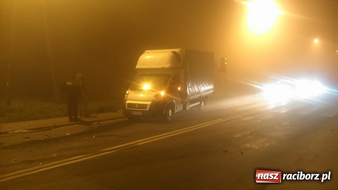 Zdjęcie w galerii na portalu naszraciborz.pl: Kraksa na mycie - dostawczak uderzył w seata wiadomości z regionu