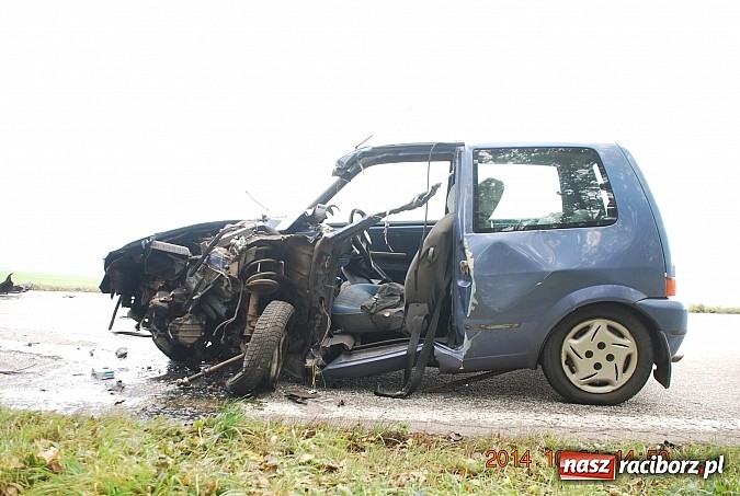 Zdjęcie w galerii na portalu naszraciborz.pl: Zderzenie cinquecento z mercedesem. Kierowca fiata może mówić o szczęściu. Ma tylko uraz nogi wiadomości z regionu