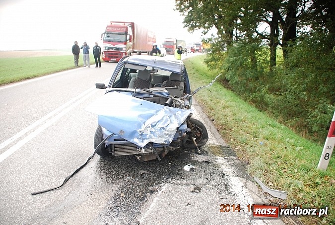 Zdjęcie w galerii na portalu naszraciborz.pl: Zderzenie cinquecento z mercedesem. Kierowca fiata może mówić o szczęściu. Ma tylko uraz nogi wiadomości z regionu
