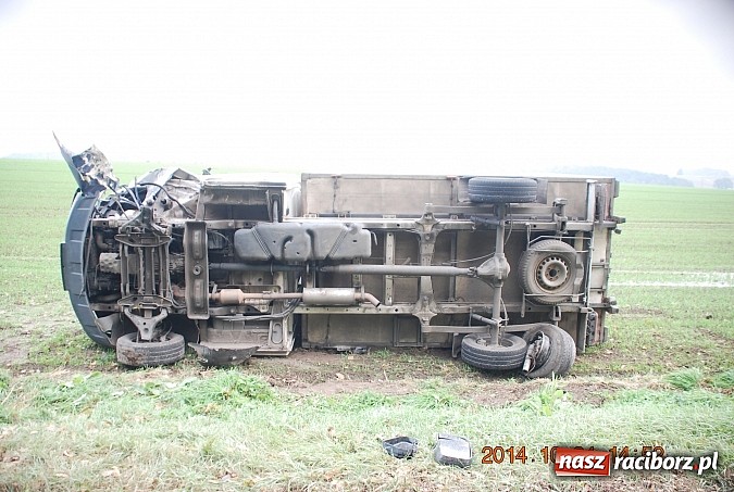 Zdjęcie w galerii na portalu naszraciborz.pl: Zderzenie cinquecento z mercedesem. Kierowca fiata może mówić o szczęściu. Ma tylko uraz nogi wiadomości z regionu