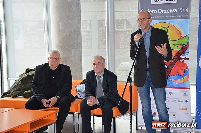 Zdjęcie w galerii na portalu naszraciborz.pl: W Katowicach otwarto ścieżkę edukacyjną Aleja drzew polskich wiadomości z regionu