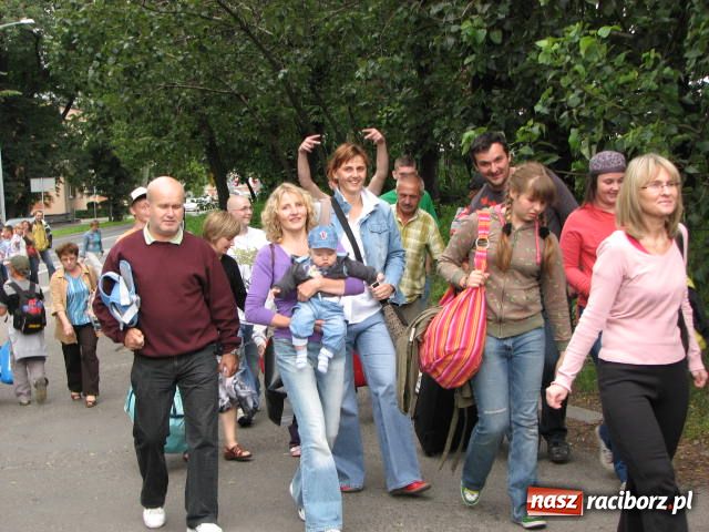 Zdjęcie w galerii na portalu naszraciborz.pl: Wyjechał II turnus do Pleśnej wiadomości z regionu