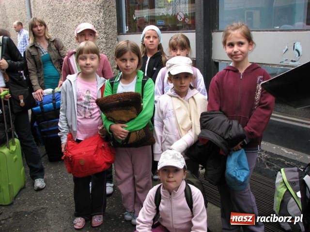Zdjęcie w galerii na portalu naszraciborz.pl: Wyjechał II turnus do Pleśnej wiadomości z regionu