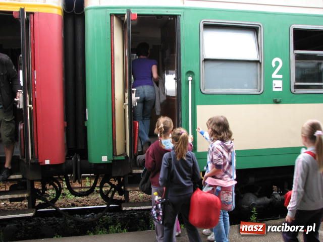 Zdjęcie w galerii na portalu naszraciborz.pl: Wyjechał II turnus do Pleśnej wiadomości z regionu