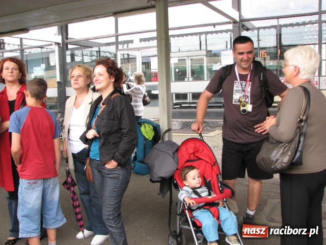 Zdjęcie w galerii na portalu naszraciborz.pl: Wyjechał II turnus do Pleśnej wiadomości z regionu
